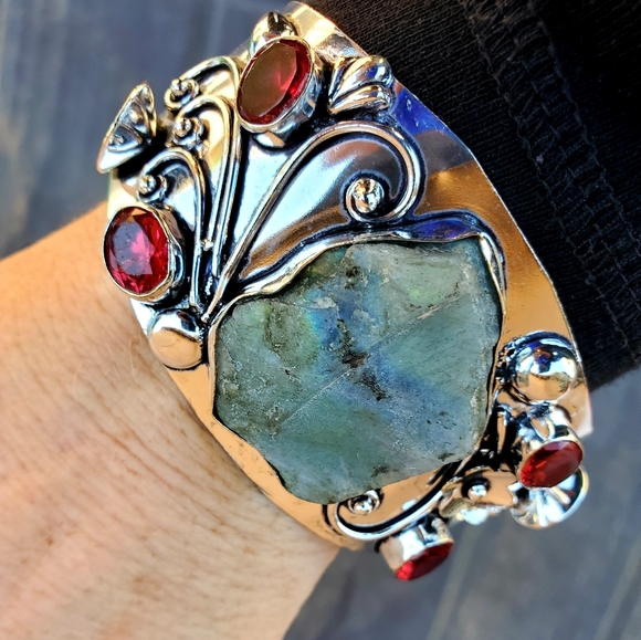 New Unique Rough Labradorite and Garnet Adjustable Cuff 925 Silver Bracelet. - Picture 15 of 16